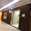 造型木纹弧形铝方通吊顶_自助餐厅装饰波浪造型铝单板