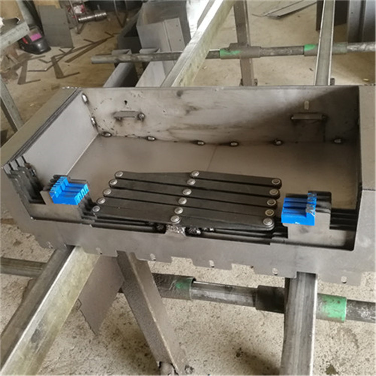 低价售卖 VMC1065加工中心防护罩 斜拉式钢板防护罩 质量保证
